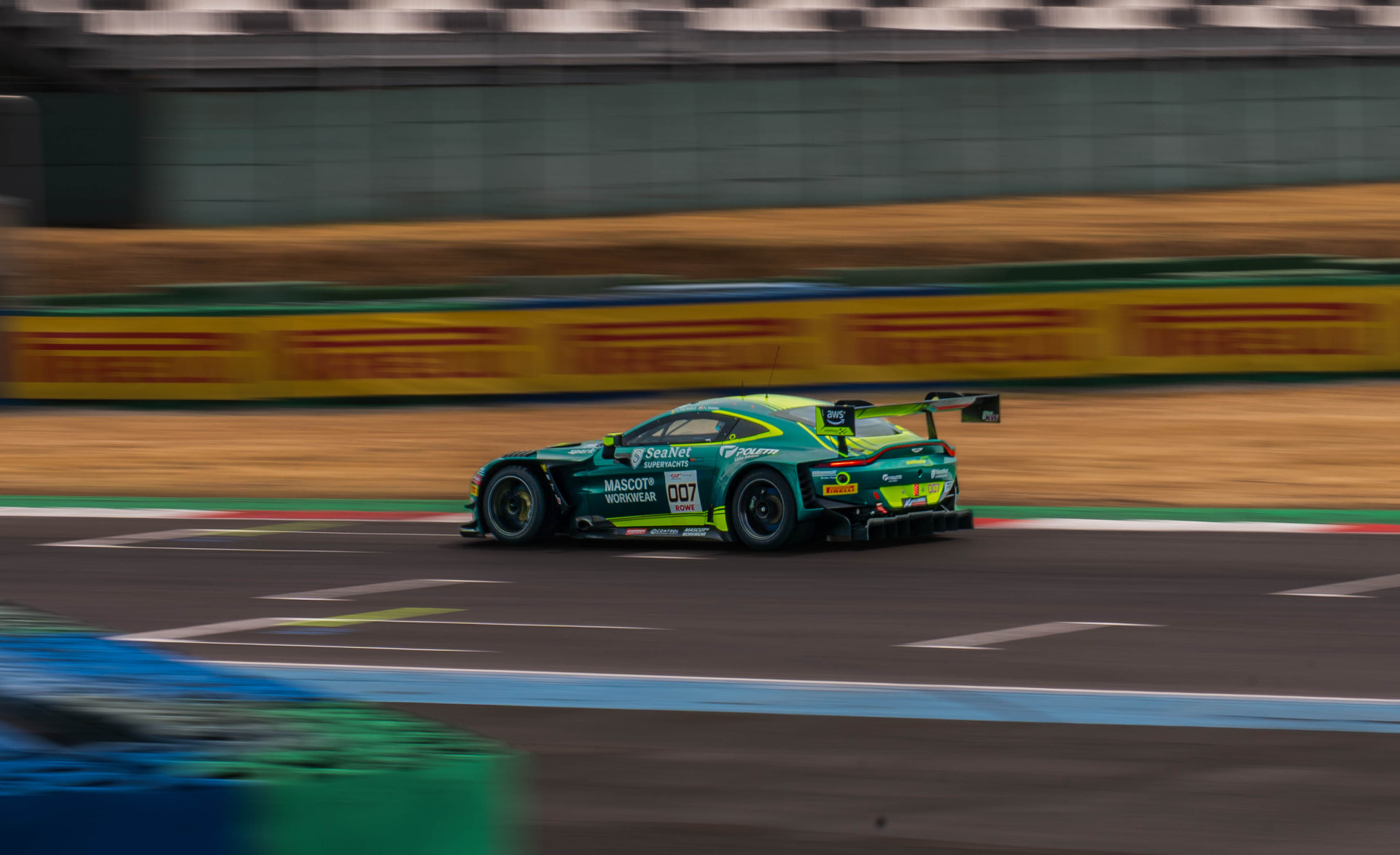 Aston Martin Vantage — 007